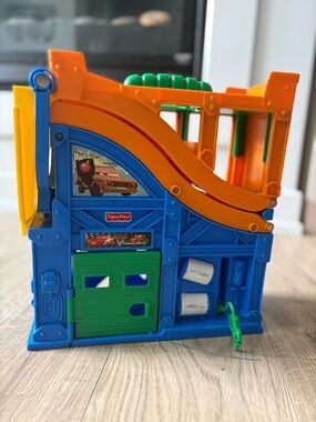 Fisher Price Wheelies Lightning McQueen Track Garage Playset 🚗